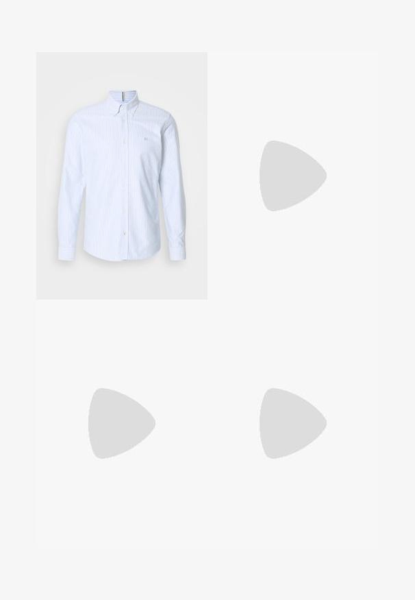 Camisa de manga larga a rayas azules y blancas con cuello, que presenta un pequeño logo en el pecho y una tapeta de botones. Material de algodón.; Chinos de algodón color beige claro con un diseño de pierna recta, que presentan un cierre de botón y dos bolsillos laterales. Textura suave sin patrones visibles.; Zapatilla beige de ante con suela de goma, diseño con cordones, flotando en interiores sobre suelo de hormigón pulido cerca de pared de bloques de vidrio.; Cinturón de cuero color canela enrollado con hebilla rectangular dorada grabada con "BOSS" en la esquina inferior derecha de la hebilla.