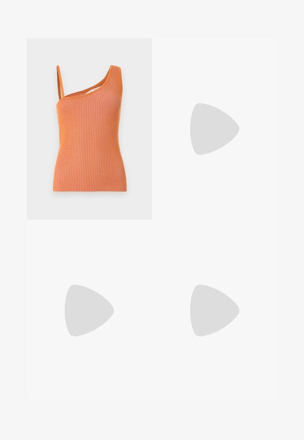 Débardeur orange côtelé avec une seule bretelle, affichant une silhouette ajustée et un tissu texturé.; Jupe en denim bleu foncé à coupe droite, dotée de deux poches arrière et de coutures visibles le long de l'ourlet et des bords des poches.; Sandale plate noire avec plusieurs fines lanières, bride à boucle à la cheville et design cage à bout ouvert sur fond blanc.; Sac à bandoulière blanc Calvin Klein avec longues poignées, forme rectangulaire, fermeture éclair et charm logo décoratif suspendu près de la poignée.