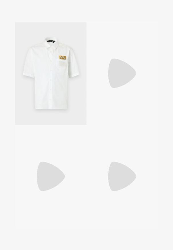 Chemise blanche à manches courtes avec col et une petite écusson brodée colorée qui dépasse de la poche poitrine gauche.; Pantalons légers noirs avec une taille élastique, fermeture à cordon, et bas zippés pour un ajustement réglable. Texture lisse et élégante.; Sneaker en cuir noir avec une finition lisse, semelle crème contrastante, bout arrondi, logo doré sur le côté et six œillets pour les lacets.; Sac en nylon noir avec une poche zippée à l'avant, présentant une texture lisse et un accent de logo. Design structuré avec un rabat.