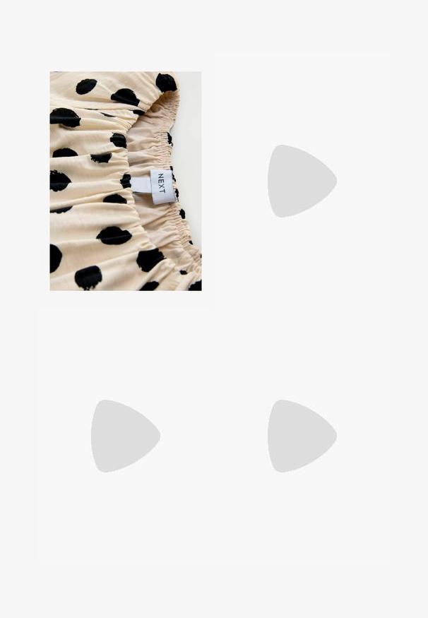 Tissu crème avec des pois noirs, présentant une texture froncée. L'étiquette indique "NEXT." Mise au point sur le motif imprimé et les détails de fronces élastiques.; Pantalon large gris clair confectionné dans un tissu doux, doté d'une taille haute et de coutures discrètes à l'avant.; Sandale flip-flop texturée noire avec une simple sangle noire brillante en forme de Y et une semelle légèrement relevée.; Lunettes carrées avec une fine monture en métal doré, des verres transparents et une branche accentuée de bleu. Présente des détails de logo sur la monture.