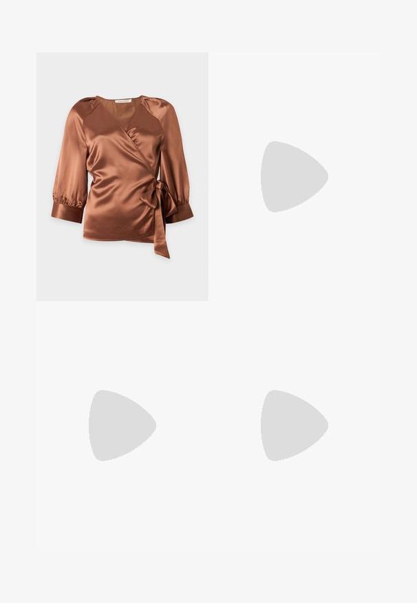 Blouse portefeuille en satin marron avec manches trois-quarts et nœud sur le côté, sur un fond clair uni.; Longue jupe plissée marron avec détail portefeuille et fermeture par lien sur le côté, en tissu léger, présentée sur fond blanc.; Sandale à talon haut marron à brides, avec un bout carré, des brides élégantes, une finition brillante et un talon courbé distinct.; Boucles d'oreilles dorées avec une forme abstraite et organique, présentant une surface texturée et une fermeture à poussette.