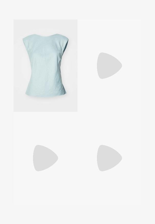 Débardeur bleu clair sans manches avec un large décolleté, fabriqué dans un tissu texturé, présentant une coupe structurée et une fin de bas évasée.; Pantalon en lin beige à coupe droite, avec une texture lisse et un léger éclat. Comprend une ceinture et des poches avant discrètes.; Talons slingback en cuir verni brun avec un bout pointu, un talon fin, et une sangle réglable avec une petite boucle.; Sac à main en simili cuir bordeaux avec une forme arrondie, des détails froncés et une anse en métal doré. Texture lisse et finition brillante.