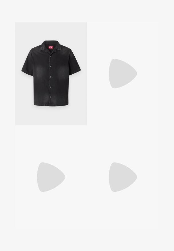 Chemise noire à manches courtes avec col classique, légère décoloration à l'avant, et étiquette de marque Diesel rouge à l'intérieur du col.; Jean bleu délavé à jambe droite avec des détails usés et des poches avant, fermeture par bouton et fermeture éclair, présenté sur un fond uni.; Baskets synthétiques noires avec une semelle noire texturée, un bout rond et des lacets plats noirs. Logo blanc remarquablement placé sur le côté extérieur.; Ceinture noire Diesel avec grand texte logo blanc, boucle rectangulaire en argent, et détail de boucle métallique brandée, enroulée sur un fond clair.