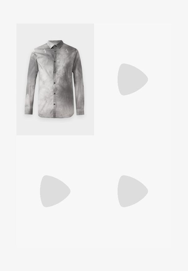Chemise grise à manches longues avec un col boutonné, présentant un motif abstrait subtil et des accents répétés du logo AX dans un gris légèrement plus foncé.; Jeans en denim bleu foncé, design à jambe droite, style à cinq poches, couture visible et fermeture à bouton classique. Effet de délavage léger sur le tissu.; Sneaker en cuir noir avec une finition lisse, semelle crème contrastante, bout arrondi, logo doré sur le côté et six œillets pour les lacets.; Sac bandoulière rectangulaire noir avec poche avant zippée, sangle réglable et plaque logo rectangulaire argentée sur fond uni.