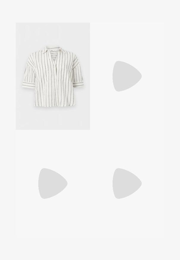 Chemise blanche à manches courtes avec boutons et rayures verticales noires, col, présentée sur un fond blanc uni.; Jeans bleu clair taille haute à jambes droites avec fermeture à boutons sur le devant et poches à rabat avec boutons, sur fond blanc.; Chaussure plate à bride arrière en cuir noir avec un bout pointu, ornée de volants sur le avant-pied et d'une sangle à cheville réglable. Texture de surface lisse.; Petit sac à main noir brillant avec deux longues anses et des détails à cordon sur les côtés sur un fond clair uni.
