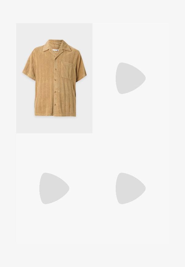 Chemise beige à manches courtes avec rayures verticales texturées, boutons sur le devant, poche poitrine et col classique sur fond uni.; Short en éponge beige avec des rayures verticales cousues et une taille élastique, présenté sur un fond clair uni.; Mocassins en cuir noir avec un embout rond, présentant des accents en métal doré et des détails de couture, montés sur une semelle en caoutchouc texturé et basse.; Petit sac bandoulière en cuir beige avec bandoulière réglable, poche zippée à l'avant et motif répété du logo noir MCM.