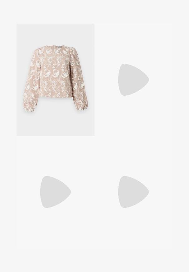 Blouse beige à manches longues avec broderie florale blanche, encolure arrondie, manches bouffantes et poignets élastiques.; Pantalons évasés marron en tissu doux avec une texture lisse. Présente une fermeture éclair à l'avant, des passants de ceinture et une silhouette propre et tailleur.; Mule à talon brun à bout pointu avec détail boucle flottant au-dessus d'une surface en cuir argenté capitonnée brillante.; Petit sac à main noir brillant avec deux longues anses et des détails à cordon sur les côtés sur un fond clair uni.