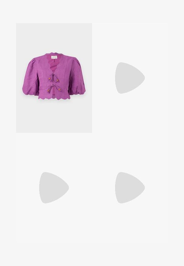 Blouse courte violette avec manches bouffantes, bords festonnés et deux fermetures à nouer à l'avant avec des accents de perles en bois.; Jupe midi jaune avec un ourlet asymétrique, fabriquée en tissu brillant et lisse. Elle présente une taille ajustée et une silhouette fluide.; Chaussure à talon ouvert noir et or avec un bout pointu, un design en maille et une semelle plate. Équipée d'une fine sangle au niveau de la cheville avec un accent de boucle circulaire.; Sac hobo tissé noir avec une structure souple et une poignée intégrée, présenté sur un fond clair uni.