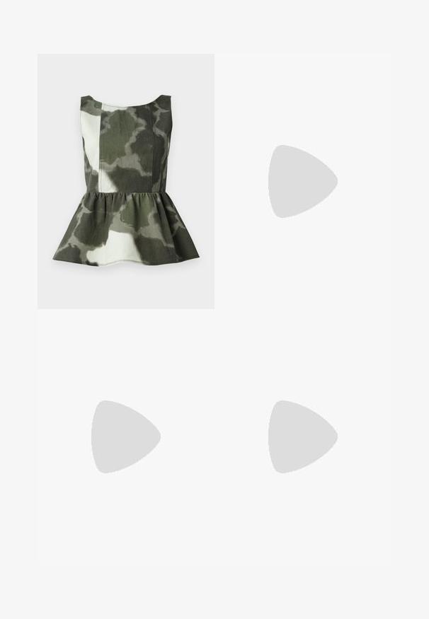 Peplum-top lavet af camouflagemønstret stof i grønne og beige nuancer, med en tætsiddende overdel og en fladret, rynket kant.; CLOSED SERANDON - Skindbukser - marsh green; Grøn læder højhælet pump med spids tå og en strømlinet silhuet. Glat tekstur og en slank stilettohæl for højden.; Sort læder clutch med samlet tekstur, sølvfarvet metalramme, kys-lås lukning og kædestrop. Glat, blød overflade.
