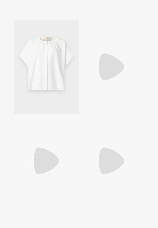 Blouse blanche à manches courtes avec encolure ronde, détail de tissu froncé près du col et boutons avant dissimulés.; Pantalon beige à jambes droites avec passants de ceinture et pli devant, présenté à plat sur fond blanc.; Filippa K REY FLATS - Ballerines - bright red; Sac à main en cuir marron en forme de croissant avec une poignée supérieure et deux curseurs de fermeture éclair, sur fond blanc.
