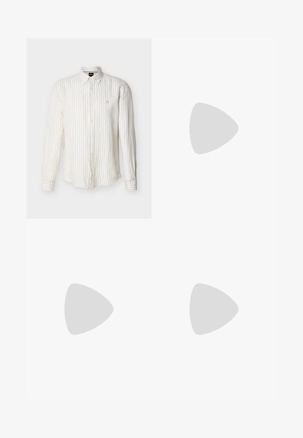 Chemise à manches longues à rayures verticales beige et blanches, boutonnée, avec col et petit logo brodé sur le côté gauche de la poitrine.; Pantalon beige à jambe droite avec passants de ceinture et plis sur le devant, sur un fond uni clair.; Mocassin penny en daim marron avec un petit talon et des coutures visibles le long de l'orteil, du côté et à l'arrière, présenté sur un fond clair uni.; Bracelet en métal doré à maillons avec une plaque rectangulaire gravée "BOSS" reposant sur une surface blanche unie.