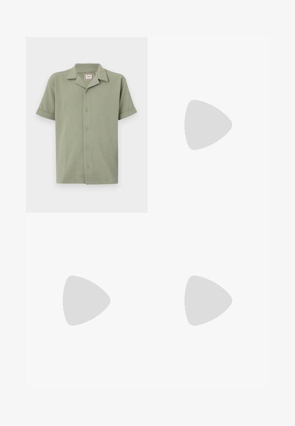 Camisa de manga corta en verde claro, hecha de tela texturizada con cuello de pico y cierre frontal de seis botones. Las mangas enrolladas ofrecen un ajuste relajado.; Shorts de mezclilla en un lavado azul medio, con cierre de cremallera, cinco bolsillos y costuras visibles a lo largo de las costuras. Diseño clásico de corte recto.; Mocasin de cuero negro con una cinta ancha en el empeine, suela de goma con tacos gruesos y textura suave. Diseño clásico y elegante.; Collar de cordón negro que cuenta con tres cuentas metálicas decorativas, incluyendo dos anillos texturizados de plata y una cuenta cilíndrica negra, con una cadena ajustable.