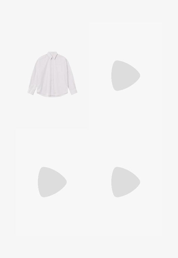 Chemise blanche à manches longues avec de fines rayures verticales grises et une poche poitrine sur fond uni.; Shorts en coton beige avec une coupe droite, des plis à l'avant et une fermeture à un seul bouton. Présente un logo discret sur le côté inférieur gauche.; Chaussure bateau en cuir marron avec coutures blanches, détails de lacets et semelle en caoutchouc beige, vue de côté sur fond blanc.; Lunettes de soleil Ray-Ban avec des verres verts, monture en plastique noir et accents dorés sur les bords. Forme carrée avec une finition mate.