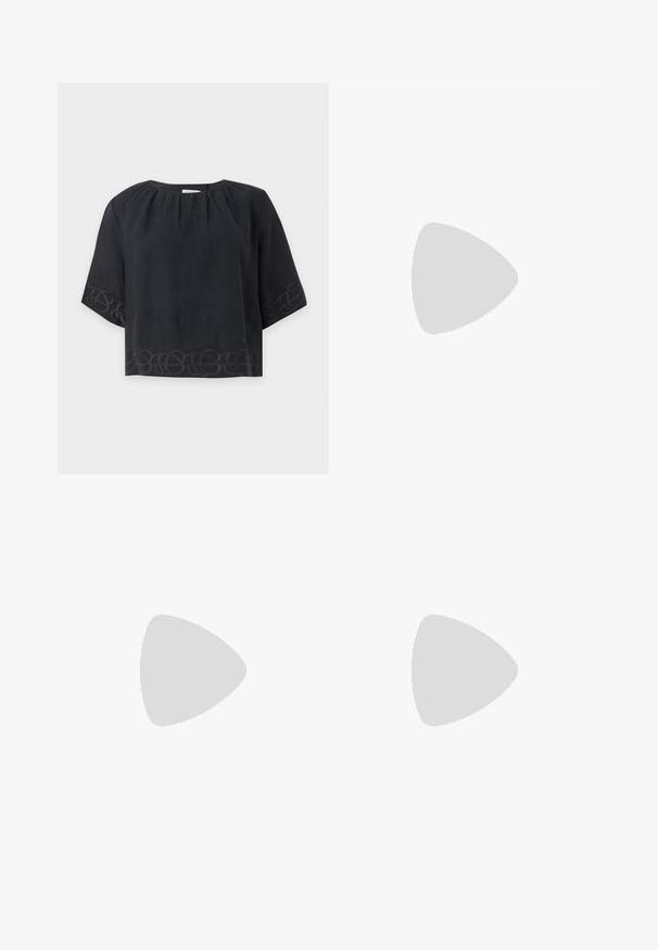 Blouse noire ample à manches courtes avec col rond et broderie subtile en boucles le long de l’ourlet et des bords des manches sur fond uni.; Jean taille haute bleu foncé à jambes larges avec bouton et fermeture éclair à l'avant, poches avant et arrière, et passants pour ceinture.; Ballerines en cuir noir avec un bout rond, texture lisse, détails de couture minimalistes et design de semelle flexible.; Pochette en cuir beige plissé avec un cadre en métal argenté, dotée de deux fermoirs ronds décoratifs et d'une chaîne en argent.