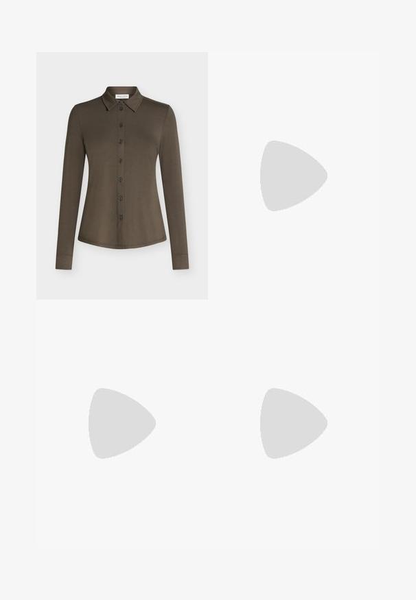 Chemise à manches longues vert olive foncé, boutonnée, col pointu et taille ajustée, présentée sur un fond clair et uni.; Pantalon droit marron foncé avec passants de ceinture, braguette devant et poches latérales, présenté sur un fond blanc uni.; Chaussure plate à bout pointu marron foncé avec bride arrière, large sangle et grande boucle argentée sur l'asphalte près d'un mur carrelé.; Sac à main bordeaux en matériau brillant, de forme rectangulaire, avec deux anses et des accents légèrement courbés à l'avant.