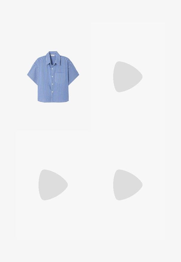 Chemise à manches courtes à carreaux bleu et blanc, boutonnée, avec col et poche poitrine.; Jean denim bleu clair à jambes larges avec deux poches arrière et une petite étiquette de marque beige sur la ceinture.; Basket Adidas Samba blanche et marron avec trois bandes marron, lacets et semelle texturée, vue de côté sur fond uni.; Sac à bandoulière en cuir marron foncé avec une forme courbée, une sangle réglable et une fermeture éclair dorée le long du bord inférieur.