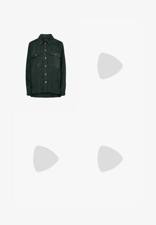 Chemise en velours côtelé vert foncé à manches longues avec col, boutons marron sur le devant et deux poches poitrine à rabats boutonnés.; Jean en denim bleu clair avec une taille haute, détail de ceinture tressée, coupe ample et ourlets roulés au bas. Comprend des poches avant.; Ballet flats en cuir verni noir avec un bout pointu, un petit talon carré et un détail de boucle métallique sur la sangle. Texture lisse.; Petit sac à main noir brillant avec deux longues anses et des détails à cordon sur les côtés sur un fond clair uni.