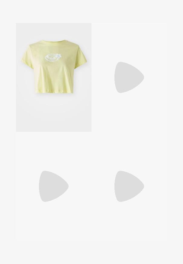 Lysegul, kortærmet T-shirt lavet af bomuld. Har et hvidt blomstermotiv i midten af en hjerteform på forsiden.; Denim nederdel i lysegrå. A-line design med frontlommer, en synlig søm ned ad midten og en enkelt metalknap i taljen.; Grå Nike Air Force 1 sneakers med perforeret tå, glat læderoverdel, tyk sål og præget 'AIR' detalje på hælen.; Par uregelmæssigt formede skinnende gyldne hoop-øreringe med en let bølget tekstur og låse på hvid baggrund.