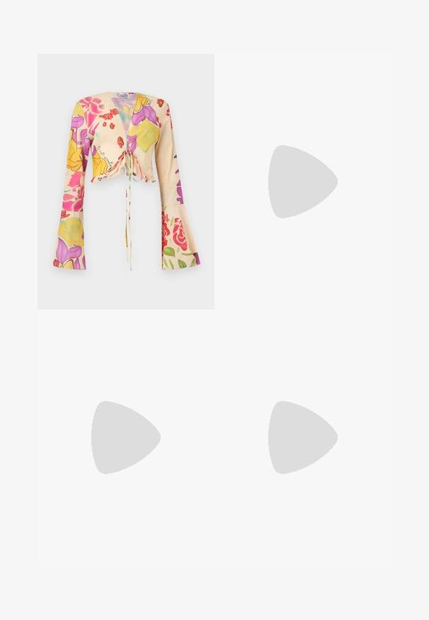 Blouse portefeuille à motif floral en tissu léger. Présente des manches longues évasées, des liens à la taille et des motifs floraux multicolores sur un fond crème.; Jupe maxi florale avec un fond crème, imprimé de fleurs orange et vertes, couches froncées et design de taille ajustée.; Sandale mule en cuir noir avec deux larges brides et un talon stiletto fin de hauteur moyenne sur un fond clair uni.; Pochette lavande douce avec tissu froncé, fermoir kiss-lock argenté et bracelet assorti sur un fond clair uni.