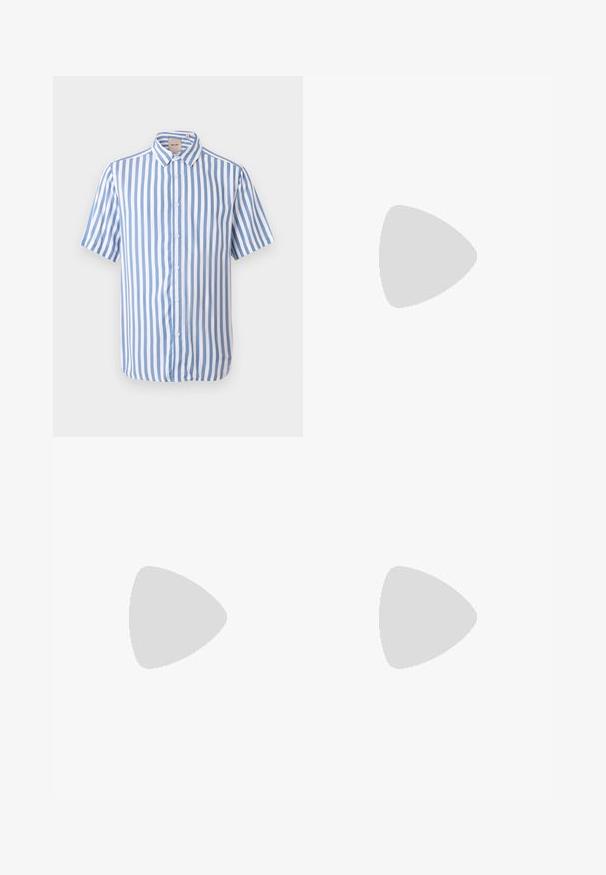 Chemise à manches courtes boutonnée avec des rayures verticales bleues et blanches et un col pointu, présentée sur un fond clair uni.; Pantalons à rayures noires avec une coupe plate, ajustée, dotés d'une fermeture boutonnée et de passants de ceinture, fabriqués dans un matériau textile lisse.; Mocassins en cuir noir à bout arrondi, avec un design cousu, une semelle plateforme basse et une semelle en caoutchouc texturée et crantée.; Lunettes de soleil rectangulaires noires avec des verres foncés. Monture en plastique épaisse et lisse avec une finition légèrement brillante et des branches droites.