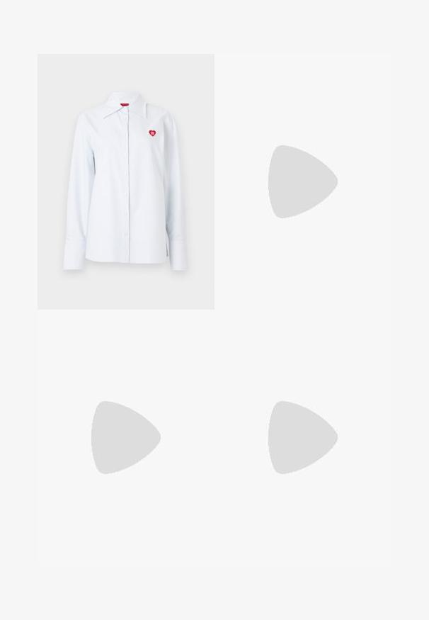 Chemise à rayures boutonnée en coton bleu clair, avec un col classique et un petit logo en forme de cœur rouge sur la poitrine. Manches longues avec poignets.; Jupe crayon grise en tissu texturé, dotée d'une coupe droite, d'une fente au dos et d'une fermeture éclair dissimulée à l'arrière.; Chaussure slingback en cuir noir à bout pointu avec un talon bloc haut et une doublure intérieure beige sur un fond clair uni.; Sac seau en cuir noir avec une seule bandoulière et un petit logo BOSS doré centré près du haut à l'avant.