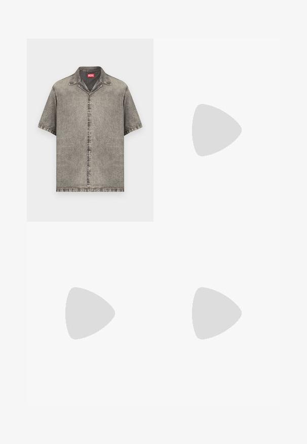 Chemise à manches courtes, boutonnée, en denim gris délavé avec un col et une étiquette de la marque Diesel rouge à l'intérieur de l'encolure.; Shorts noirs en denim à jambes larges avec bouton sur le devant, fermeture éclair, passants pour ceinture et détails de texture délavée.; Baskets montantes noires avec des accents rouges et une finition usée. Caractérisées par une tige en toile texturée et une semelle en caoutchouc avec un design découpé.; Ceinture noire présentant un design texturé avec un logo en relief bien visible. Le matériau semble lisse avec une finition en cuir.