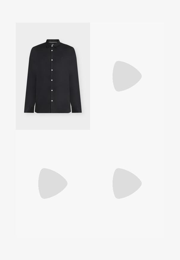 Chemise noire à manches longues boutonnée avec des boutons blancs et un petit logo brodé sur la poitrine gauche, présentée sur un fond blanc.; Pantalons droits noirs en tissu lisse, dotés d'une fermeture à bouton et de poches latérales avec un design classique.; Mocassin en cuir noir flottant au-dessus d'un tapis beige avec un canapé beige en arrière-plan, mettant en valeur le design classique pour hommes sans lacets.; Ceinture en cuir noir avec une boucle en métal argenté rectangulaire, au design plat et à la texture lisse. Les extrémités s'effilent pour un enfilage facile.