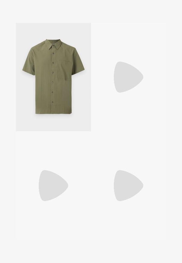 Chemise courte à manches courtes couleur vert olive, boutonnée avec col pointu et une seule poche poitrine, sur fond blanc.; Shorts décontractés blanc cassé avec taille élastique, jambes droites et texture de tissu lisse.; Sandale slide noire Calvin Klein reposant sur un tapis beige à côté d'une table ronde de couleur ambre, avec un mur en panneaux de bois en arrière-plan.; Bracelet en argent composé de maillons métalliques rectangulaires avec une surface texturée et des bords lisses, arborant un branding subtil.