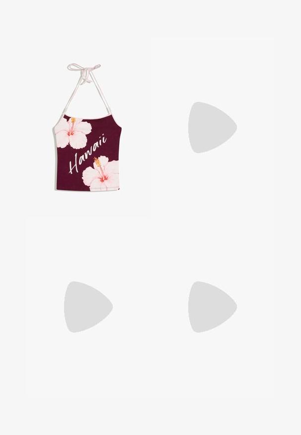Haut dos nu marron avec liens roses, grandes fleurs d'hibiscus roses, et « Hawaii » écrit en diagonale en lettres blanches cursives.; Jean droit bleu clair en denim. Comprend des poches avant, des passants pour ceinture, et un ourlet à finition propre avec un léger effet délavé et des textures minimales.; Baskets noires Adidas München avec des rayures blanches et une semelle en gomme, flottant au-dessus de marches en béton texturé.; Sac à main bordeaux en matériau brillant, de forme rectangulaire, avec deux anses et des accents légèrement courbés à l'avant.