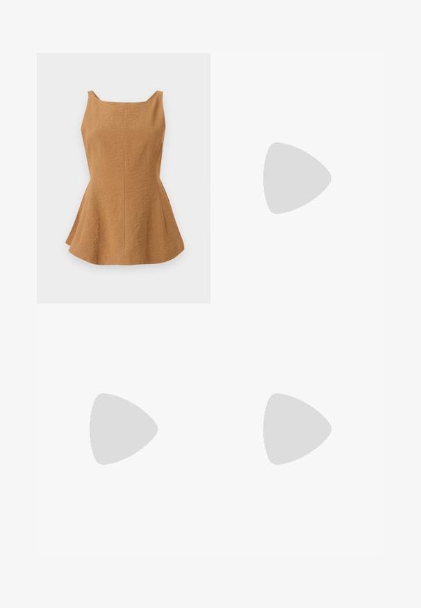 Haut sans manches en mélange de lin beige avec encolure carrée et taille ajustée s’évasant en basque.; Jean denim bleu foncé à jambes larges avec bouton frontal, fermeture éclair et style cinq poches sur fond clair uni.; Sandale noire à lanières avec un bout carré et un petit talon bloc. Elle présente plusieurs fines lanières et une sangle de cheville ajustable. Fabriquée en cuir lisse.; Sac à main en cuir noir de forme arrondie, décoré de clous argentés et équipé d'une poignée courte. Texture lisse et fermeture éclair.