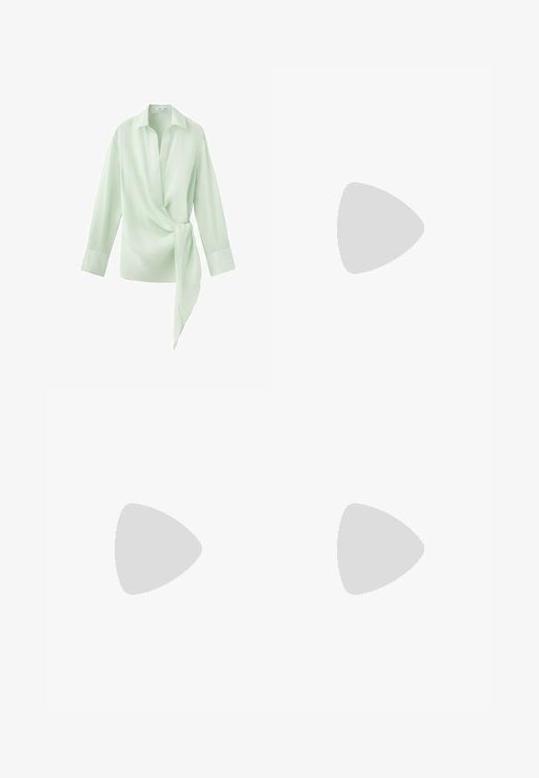Blouse à manches longues vert clair avec col, profond décolleté en V et un détail noué en tissu sur le côté droit à la taille.; Pantalon formel noir droit avec pli devant, poches latérales et passants de ceinture, présenté sur fond blanc.; Sandale noire à lanière avec bout carré et nom de la marque sur la semelle, positionnée debout sur un pavement texturé près d’un mur carrelé.; Sac à main tissé noir avec une anse unique tressée, forme rectangulaire et surface texturée brillante.