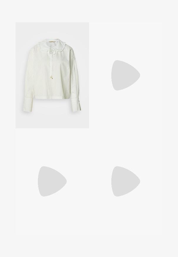 Blouse rayée blanche avec un col festonné, des manches longues et une fermeture à nouer. Dotée de détails dorés et d'une coupe décontractée.; Jean en denim noir à jambes larges et taille haute, avec poches avant et détails de couture subtils. Texture lisse avec une coupe classique.; Bottine en cuir noir avec bout pointu et petit talon kitten sur fond clair, vue côté extérieur.; Sac fourre-tout en cuir noir avec longues poignées et logo "Tommy Jeans" en relief sur le devant, présenté sur un fond blanc uni.