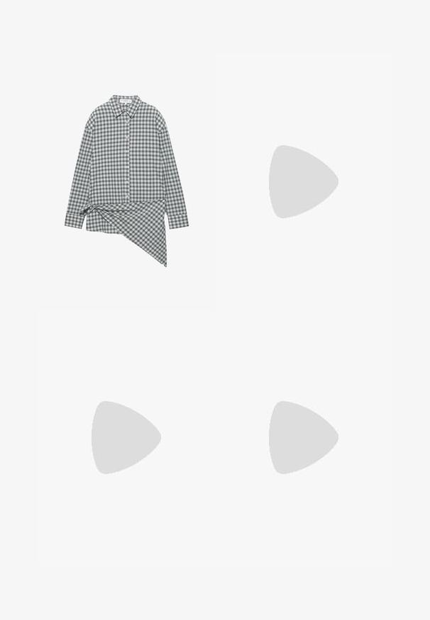 Chemise à manches longues à motif écossais vert et blanc, dotée d'un col classique et d'un détail noué sur le côté pour un design asymétrique.; Jeans évasés bleu clair avec poches avant, fermeture à boutons, passants de ceinture et un léger délavage du haut de la cuisse jusqu'au genou.; Escarpin slingback en daim marron à bout pointu, talon bas kitten et bride ajustable à la cheville, photographié sur fond blanc.; Sac à main en cuir marron foncé avec double poignée, poche avant zippée, boucles décoratives et nœuds latéraux sur fond blanc.
