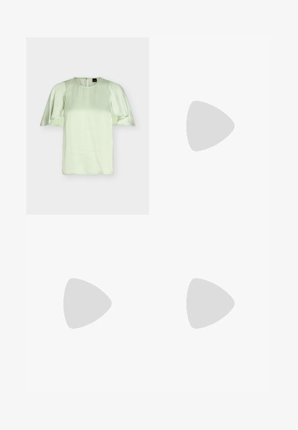 Blouse vert clair avec encolure ronde et manches courtes volantées, tissu lisse, fermeture éclair au dos, étiquette de marque BOSS visible à l'intérieur du col.; Jupe portefeuille beige longueur genou avec un tissu subtilement texturé et un détail de superposition asymétrique à l'avant.; Sandales à talons noirs avec un bout carré, fabriquées en cuir lisse. Elles présentent des brides froncées et un talon fin pour plus d'élévation.; Sac à main rectangulaire beige avec bordure noire, une poignée noire, fermeture éclair et étiquette noire avec logo Hugo suspendue sur le côté.