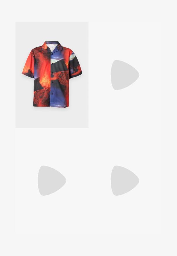Chemise à manches courtes boutonnée avec imprimé vif de coulées de lave rouge, noire et bleue et éruption volcanique sur tissu léger.; Jean en denim bleu clair avec un imprimé intégral portant le texte "Stan Ray" et des formes de bouteilles. Conception à jambe droite, cinq poches et fermeture à bouton.; Chaussure de running Nike Shox noire avec logo swoosh blanc, en l'air au-dessus d'une surface en béton rosée devant un mur en pierre gris.; Fossil JEWELRY NECKLACE - Collier - silver-coloured