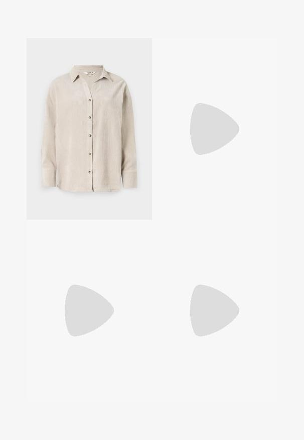 Chemise à manches longues beige clair avec un devant boutonné, coupe décontractée et tissu texturé. Dispose d'un col classique et de boutons visibles.; Jean évasé bleu clair en denim avec une taille haute, doté de poches avant et d'une texture délavée vers le bas des jambes.; Talons aiguilles noires en cuir avec un bout pointu, une fine bride réglable, et un talon aiguille d'environ 5 cm, texture lisse.; Petit sac à main noir brillant avec deux longues anses et des détails à cordon sur les côtés sur un fond clair uni.