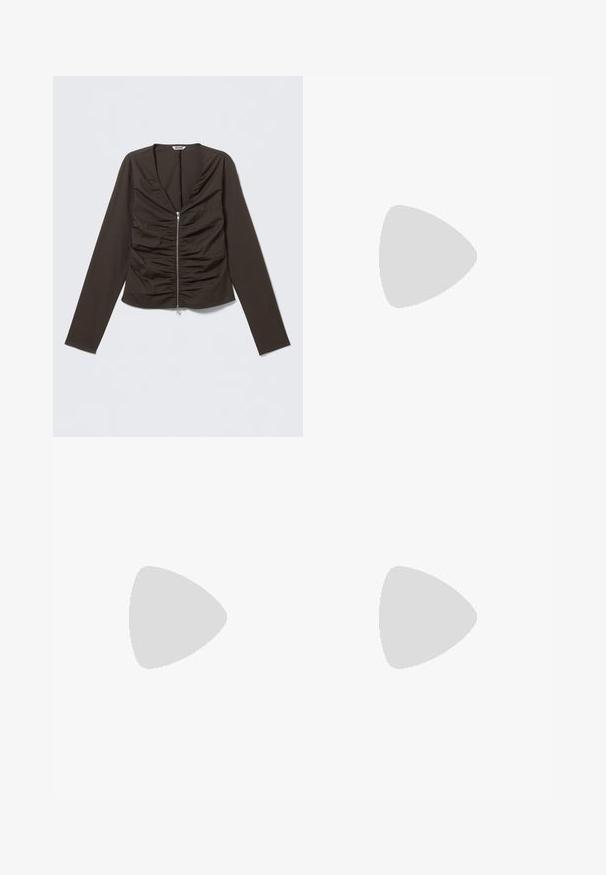 Blouse marron à manches longues avec un décolleté en V profond, un design froncé à l'avant, et une fermeture éclair centrale. Fabriquée en tissu lisse et ajusté.; Jean taille haute bleu clair, coupe droite, avec bouton à l'avant et poches, présenté sur un fond blanc uni.; Chaussure plate noire avec brides autour de la cheville et détails en daim, conçue pour un ajustement sûr et un style minimaliste.; Sac à bandoulière rectangulaire en cuir marron foncé avec une seule sangle fine et une boucle dorée sur un fond uni.