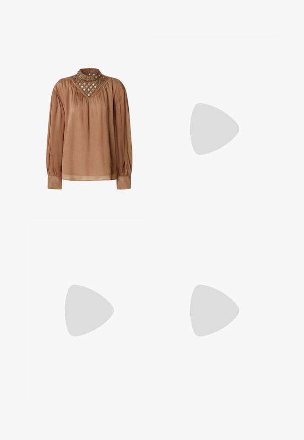 Blusa marrón de manga larga con cuello alto, que presenta un cuerpo texturizado y un escote adornado con patrones circulares y de diamante.; Falda larga con volantes y cintura con cordón, con bloques en tonos pastel de amarillo, rosa, morado y verde con un estampado floral.; Botín de ante beige con detalles de flecos, tachuelas doradas a lo largo del borde superior y tacón bloque de madera apilada.; Bolso cruzado marrón de ante con detalle de flecos largos y cierre de cremallera sobre fondo blanco.