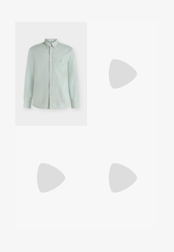 Chemise vert clair à manches longues avec boutons, poche poitrine et petit logo brodé, présentée sur fond blanc uni.; Pantalon noir à jambes droites avec passants de ceinture et fermeture par bouton à la taille, présenté sur un fond clair uni.; Mocassins en cuir noir avec une texture lisse, un bout arrondi et des pampilles décoratives à l'avant. Semelle en caoutchouc flexible avec un petit talon.; Ceinture en cuir noir avec une boucle en métal argenté, présentant une texture lisse et un design simple et classique.