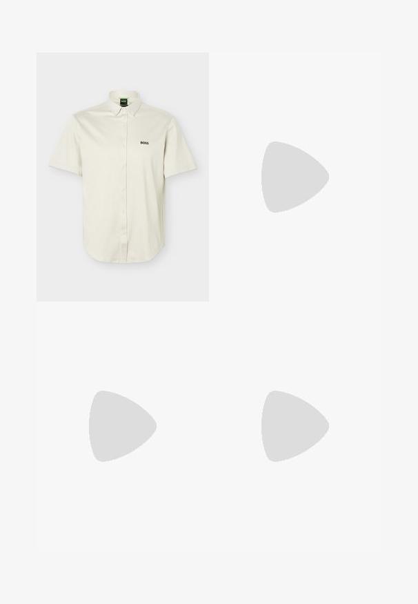 Chemise blanche à manches courtes avec boutons-pression, col boutonné, logo "BOSS" noir sur la poitrine, et étiquette verte à l'intérieur du col.; Jean noir à jambe droite avec poches avant et arrière, passants de ceinture, et fermeture à bouton et zip, posé à plat sur un fond blanc.; Botte Chelsea en cuir noir avec une tige texturée, des panneaux latéraux élastiques et une languette. Équipée d'une semelle en caoutchouc plate et d'un design à bout arrondi.; Sac bandoulière en cuir noir texturé avec poche avant zippée et bandoulière large en tissu réglable sur fond blanc.