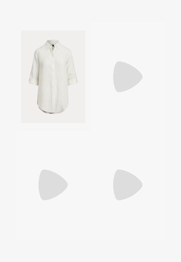 Hvid hørskjorte med knaplukning, lange ærmer rullet op, buet kant og klassisk krave. Diskret tekstur, blødt stof.; Beige vidde bukser med høj talje og skjult frontlukning, lavet af tekstureret stof.; Brun lædersandal med justerbar rem med guldbeslag og flettet jutesål med plateau mod en ensfarvet lys baggrund.; Stor vævet stråtaske med lysebrune læderhåndtag, frynset topkant og rund MK-logo-charme, der hænger foran.