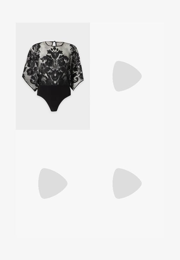 Body negro transparente con estampado de encaje floral en las mangas largas y la parte superior del cuerpo, parte inferior negra sólida y pequeño cierre con botón en la espalda.; Pantalones negros de pierna ancha con una superficie texturada, que cuentan con una cintura plana y dos bolsillos laterales. La tela parece ligera y fluida.; Sandalia de tacón alto de charol negro con tira delgada en el tobillo y hebilla, punta abierta y tacón aguja esbelto sobre fondo blanco.; Bolso negro de tela suave, con forma estructurada, asa de cadena dorada y diseño geométrico minimalista.