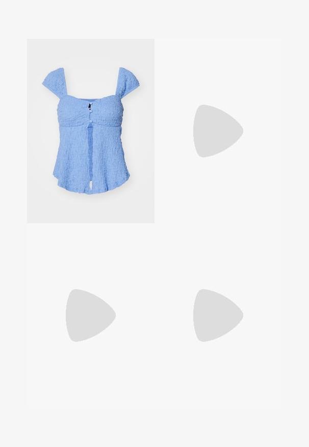 Haut en bleu clair, texturé, avec des manches bouffantes, une ouverture en clé et des détails de boutons à l'avant. Tissu doux et silhouette décontractée.; Jupe vichy bleue et blanche avec un ourlet cranté. Présente une silhouette ajustée et une texture de tissu douce. Le motif est composé de petits carrés à carreaux.; Sandale à talon bas transparent avec des brides transparentes et un talon fin légèrement incurvé sur fond blanc.; Pochette métallique argentée avec une texture lisse, fermeture rabat et une bandoulière en chaîne. Présente un design rectangulaire structuré et des accents cousus.