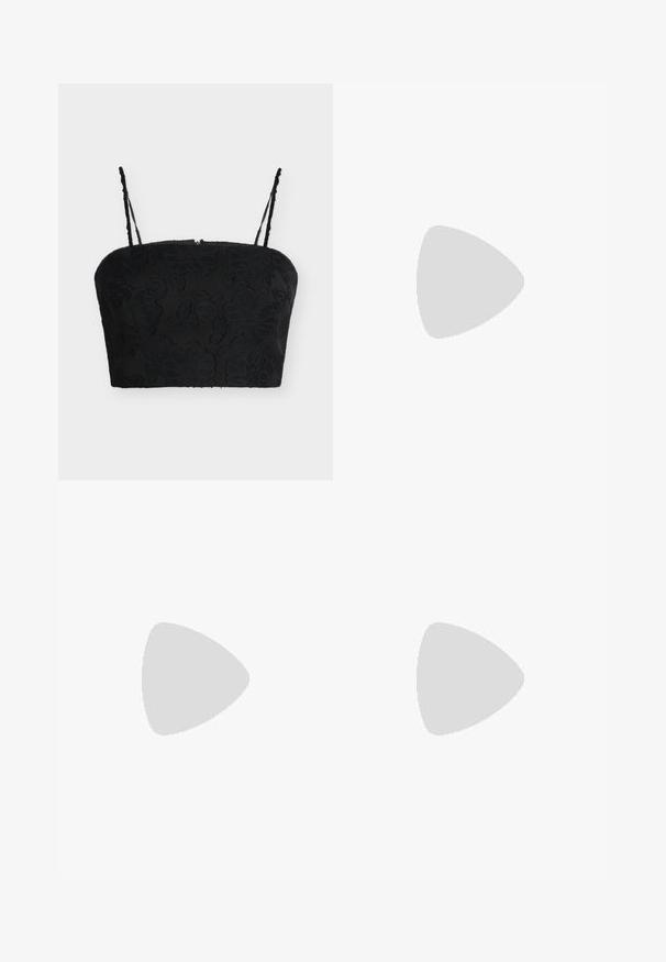 Μαύρο crop top με λεπτές ρυθμιζόμενες τιράντες και υφή από φλοράλ ζακάρ σε απλό ανοιχτό φόντο.; Μαύρη πλεκτή μίντι φούστα με εφαρμοστό ζωνάκι, ανοιχτό σχέδιο διαμαντιών και ρέουσα επένδυση στο κάτω μέρος για επιπλέον κίνηση και υφή.; Μαύρο σανδάλι με ψηλό τακούνι, λεπτό λουράκι στον αστράγαλο, λουράκι στη μέση του ποδιού διακοσμημένο με ασημένιες αλυσίδες και ανοιχτή μύτη.; Μαύρη δερμάτινη τσάντα clutch με υφή βότσαλου, χρυσό λουρί αλυσίδας και μπροστινή τσέπη. Διαθέτει χρυσό λογότυπο μπροστά.