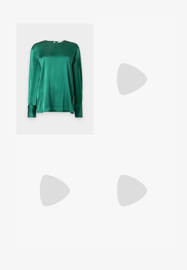Haut vert satin à manches longues avec un col rond et des accents de boutons aux poignets, présentant une texture lisse et une silhouette drapée.; Pantalon vert à jambes larges en matériau transparent avec une texture côtelée verticale. Doté d'une ceinture élastique pour plus de confort et un ajustement décontracté.; Filippa K REY FLATS - Ballerines - bright red; Sac à épaule floral en tissu noir avec motifs de fleurs rouges et vertes, détail nœud, et une anse fine et colorée.