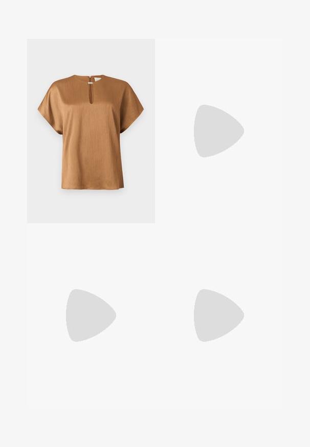 Blouse marron à manches courtes avec une texture verticale subtile et un petit décolleté en forme de goutte avec un fermoir métallique.; Pantalon noir à taille haute, coupe droite avec légère évasement au bas, présenté sur un fond gris clair uni.; Chaussure à talon haut en cuir noir avec un bout pointu, texture lisse et un talon effilé. Design minimaliste, sans embellissements supplémentaires.; Sac à main Calvin Klein noir brillant avec fermeture éclair dorée et anse courte sur fond blanc uni.