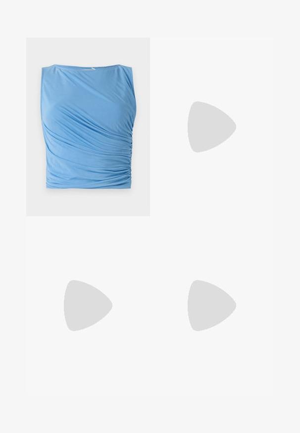 Top sans manches bleu en tissu doux, présentant des drapés froncés sur un côté, avec un col rond et une texture lisse.; Jupe longue fluide avec motif floral abstrait bleu et blanc, taille froncée et ourlet à volants superposés sur un fond uni.; Sandale en cuir marron avec lanières, talon bas en forme de petit escarpin et bride à la cheville avec une petite boucle, vue de côté sur un fond uni.; Une paire de boucles d'oreilles en forme de goutte d'eau, brillantes et marron, avec de subtils motifs plus foncés, sur un fond blanc.