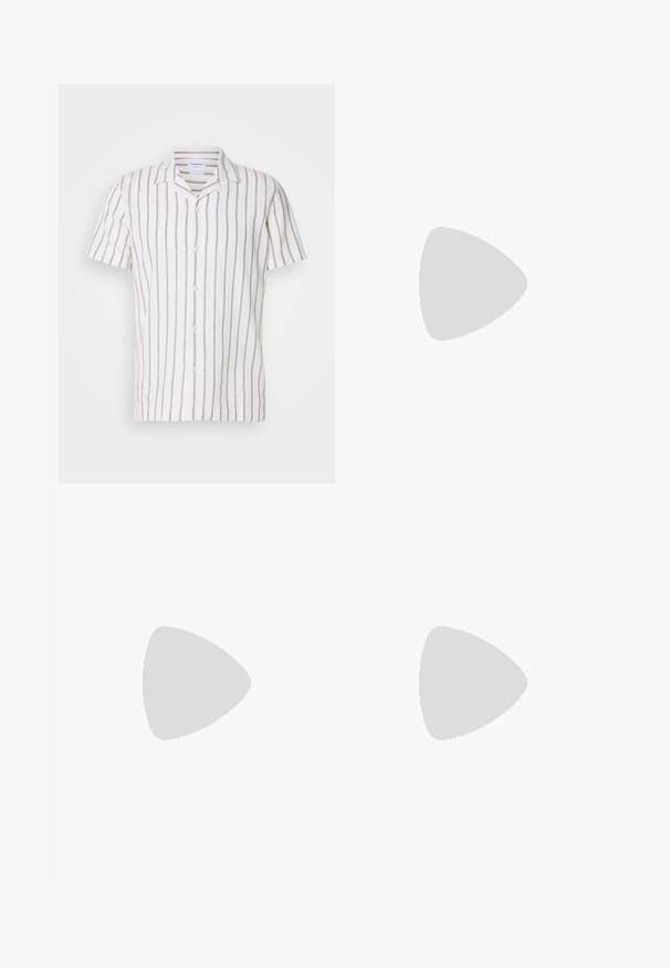 Camisa de lino de manga corta con rayas verticales en gris claro sobre un fondo blanco, con un cuello clásico y cierre frontal de botones.; Pantalones beige con cintura elástica y cordón ajustable, piernas rectas y bolsillos laterales, exhibidos sobre un fondo blanco liso.; Sandalia beige de ante con tres correas, hebilla, suela de corcho, banda de rodadura negra, flotando sobre una alfombra tejida beige, mesa de café de madera y sofá de fondo.; Bolso tote de ante marrón oscuro con asas negras y un neceser rectangular con cremallera a juego unido en la parte frontal.