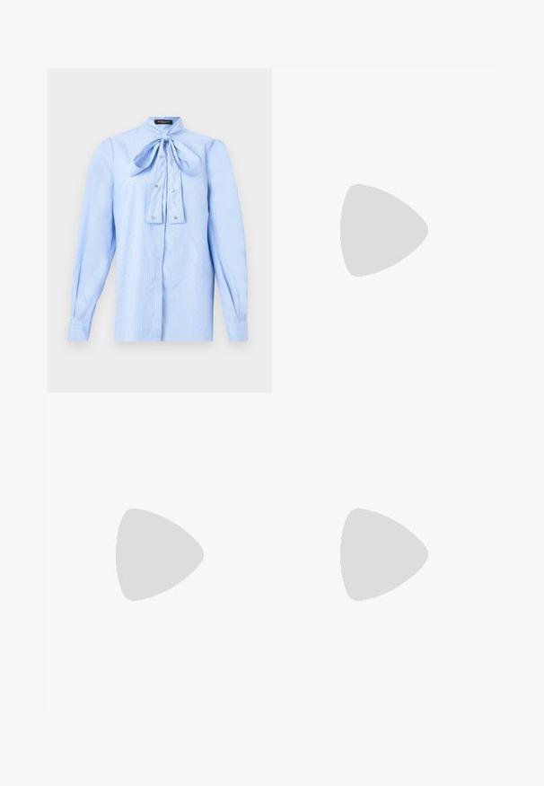 Blouse à manches longues bleu clair avec des rayures blanches, un nœud noué au col et de petits boutons décoratifs sur le devant.; Pantalon marron à jambes larges avec un motif texturé subtil, taille élastique et deux boutons sur le devant de la braguette.; Chaussure à petit talon slingback en daim brun foncé avec bout pointu et fine bride de cheville avec boucle dorée, présentée sur fond blanc.; Trousse de maquillage en satin bourgogne de forme rectangulaire, avec fermeture éclair et une poignée courte. Présente un design minimaliste et une texture lisse.