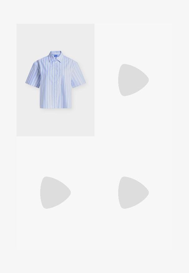 Chemise bleu clair à manches courtes avec rayures verticales blanches et poche poitrine, présentée à plat sur fond blanc.; Jean en denim bleu clair taille haute avec jambes larges évasées, poches plaquées à l’avant, fermeture par boutons et passants de ceinture.; Chaussure plate en cuir noir à bout pointu avec une fine lanière et une boucle métallique sur le côté. Texture lisse avec un design minimaliste.; Sac à main en cuir marron en forme de croissant avec une poignée supérieure et deux curseurs de fermeture éclair, sur fond blanc.